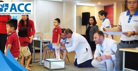 TẦM SOÁT TẬT BÀN CHÂN BẸT VÀ VẸO CỘT SỐNG TẠI TRƯỜNG VAS