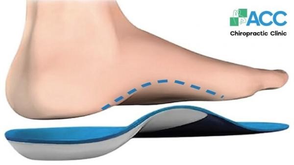 What should be noted when using footwear for children with flat feet?