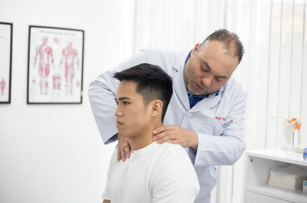 đau nhức gáy cổ có thể chữa bằng chỉnh nắn cột sống