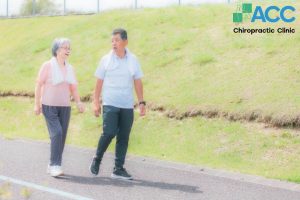 bị thoái hóa cột sống có nên đi bộ không