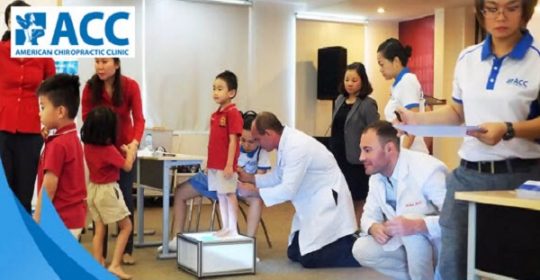 TẦM SOÁT TẬT BÀN CHÂN BẸT VÀ VẸO CỘT SỐNG TẠI TRƯỜNG VAS