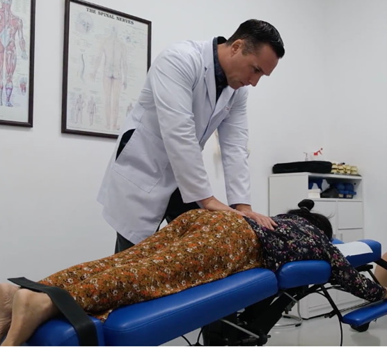 Bác sĩ ACC điều trị đau lưng bằng phương pháp Chiropractic
