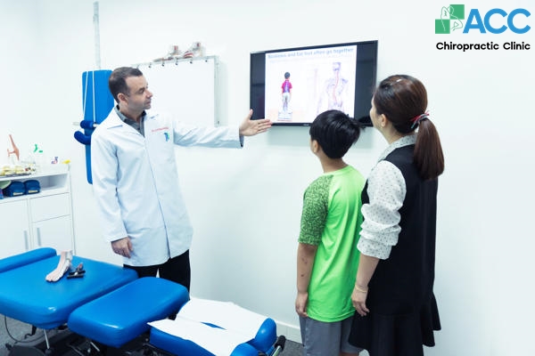 trẻ em hay kêu đau đầu gối