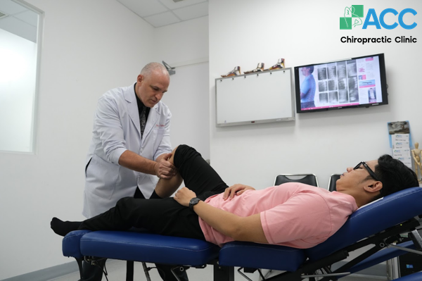 đau khớp gối có nên đi bộ không