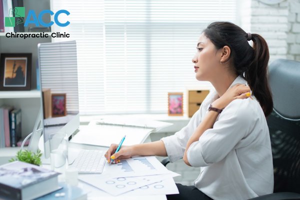 đau cơ cổ bên trái