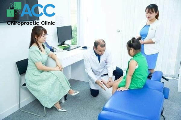 Bác sĩ ACC đang tiến hành thăm khám bàn chân cho bé.