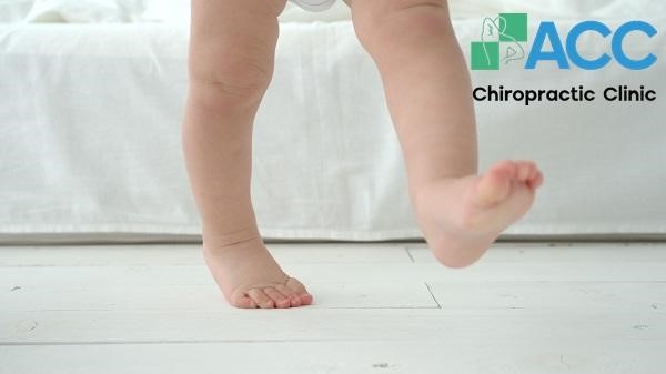 Dáng đi chân vòng kiềng như thế nào? Cách nhận biết chân vòng kiềng ở người lớn và trẻ em