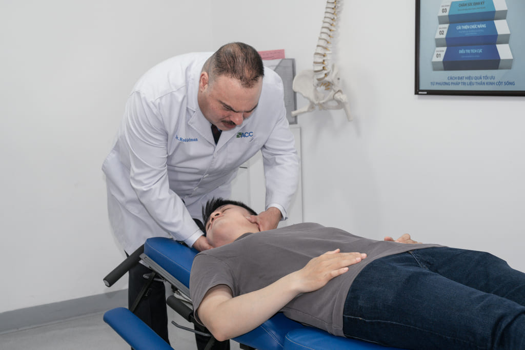 bác sĩ đang điều trị thoát vị đĩa đệm đốt sống cổ bằng Chiropractic