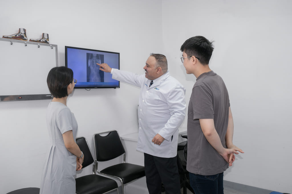 Bác sĩ ACC đang đánh giá tình trạng bệnh thoát vị cổ