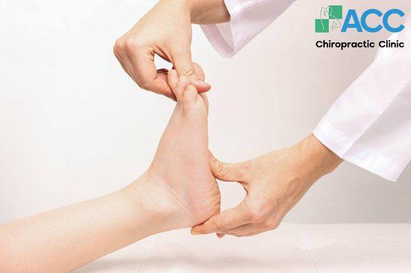 cách xoa bóp bàn chân bẹt