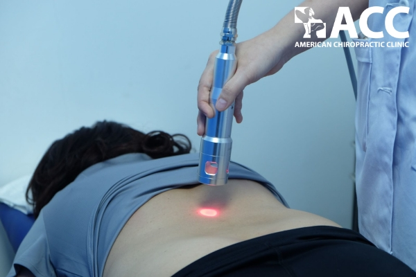 người bệnh bị đau lưng đang được chiếu tia laser thế hệ IV