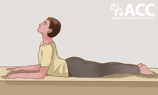 Kéo giãn với tư thế Yoga chữa thoái hóa cột sống