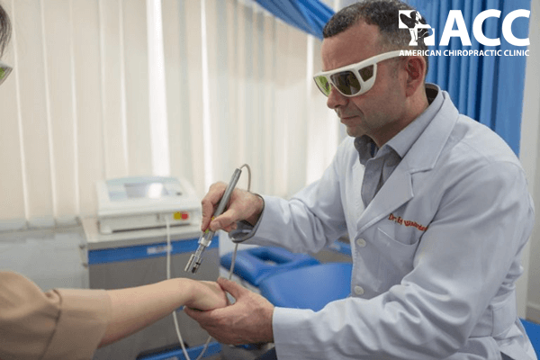 Bác sĩ Erik W. Waardenburg chữa tê đầu ngón tay cho bệnh nhân