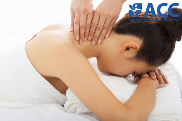 Massage cổ là cách khắc phục cơn đau cứng cổ sau khi ngủ dậy