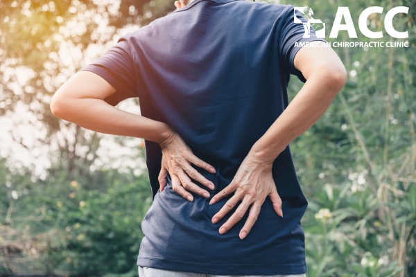 Các triệu chứng phổ biến của căng cơ lưng bao gồm đau lưng cục bộ, cứng và co thắt cơ.