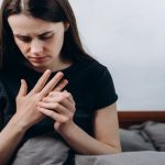 Đau mỏi vai gáy tê bì chân tay