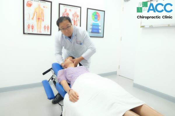 xoay cổ bị đau