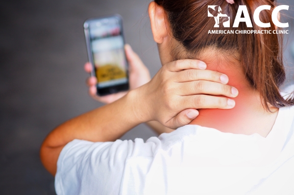 Nguyên nhân đau nửa đầu sau gáy do sử dụng điện thoại sai tư thế