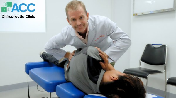 đau sau lưng bên phải gần eo