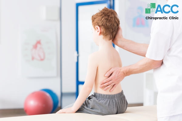 ngồi học sai tư thế gây gù vẹo cột sống