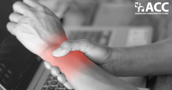 Các triệu chứng chính của viêm khớp tay là gì?
