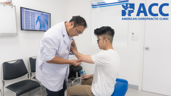 Bác sĩ Hoisang Gong thực hiện thăm khám và điều trị cho bệnh nhân cứng khớp.