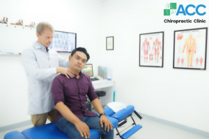 bẻ khớp kêu rắc rắc có sao không