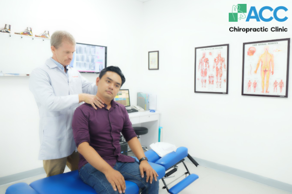bẻ khớp kêu rắc rắc có sao không