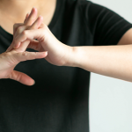 Thói quen bẻ khớp ngón tay