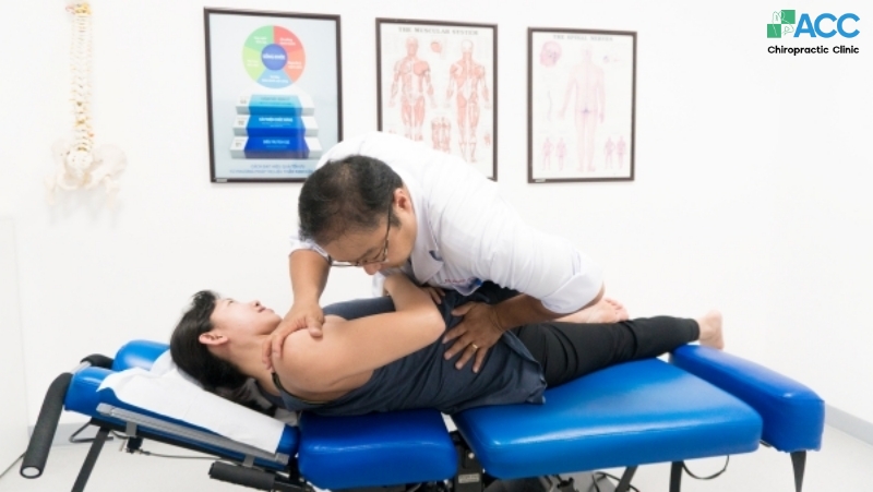 Bác sĩ Hoisang Gong nắn chỉnh cột sống cho VĐV Nguyễn Thị Ánh Viên
