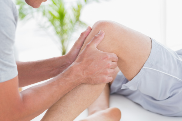 Massage giúp lưu thông máu và giảm đau khớp ở người già