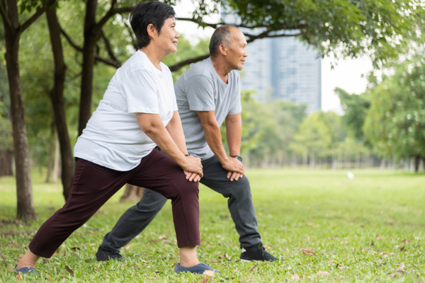 Vận động cơ thể giúp hỗ trợ chữa đau xương khớp ở người cao tuổi.