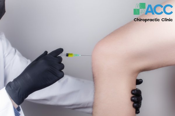 có nên hút dịch khớp gối không
