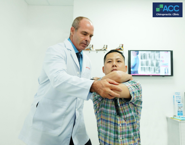 Bác sĩ tại ACC kiểm tra chức năng khớp vai - cánh tay cho bệnh nhân