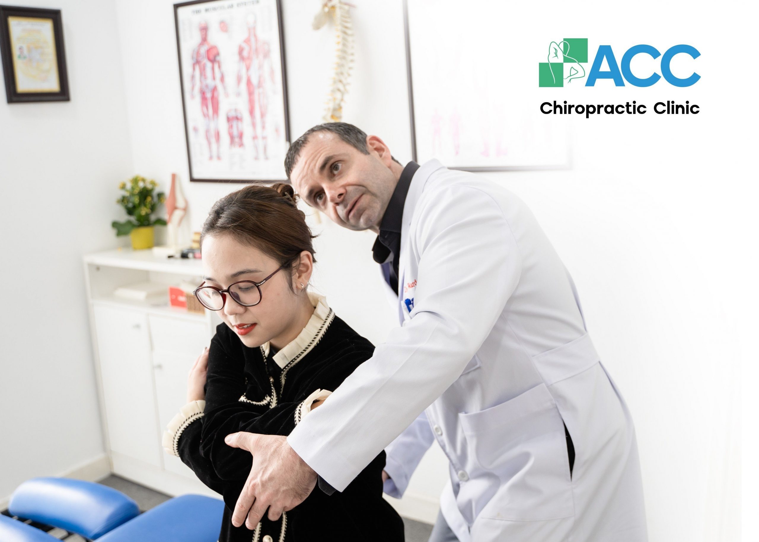 Bác sĩ tại ACC đang áp dụng trị liệu thần kinh cột sống bằng phương pháp Chiropractic