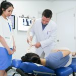 BS Luke khám và tư vấn cho bệnh nhân bị đau xương khớp (Ảnh: ACC)