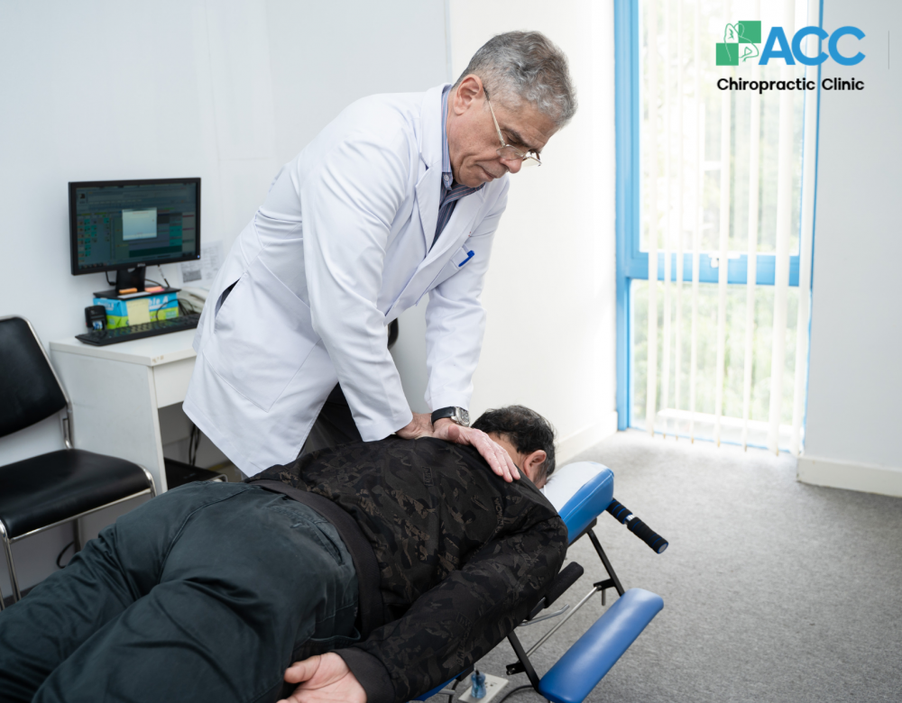  Bác sĩ Aubrey C. Gail đang điều trị bằng phương pháp chiropractic cho bệnh nhân 