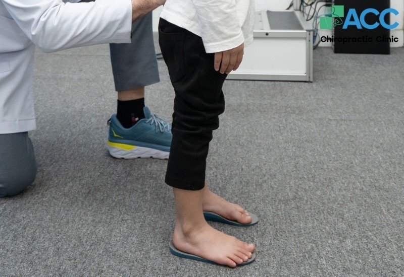Điều chỉnh kích cỡ đế giày chỉnh hình theo đúng kích cỡ của trẻ
