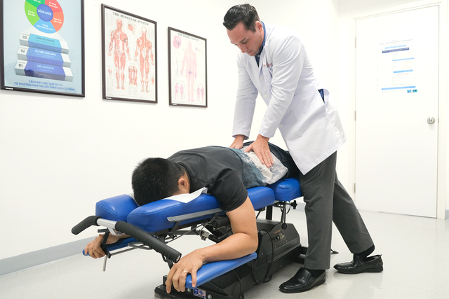 Bác sĩ ACC tư vấn cho bệnh nhân về điều trị bệnh xương khớp bằng Chiropractic 