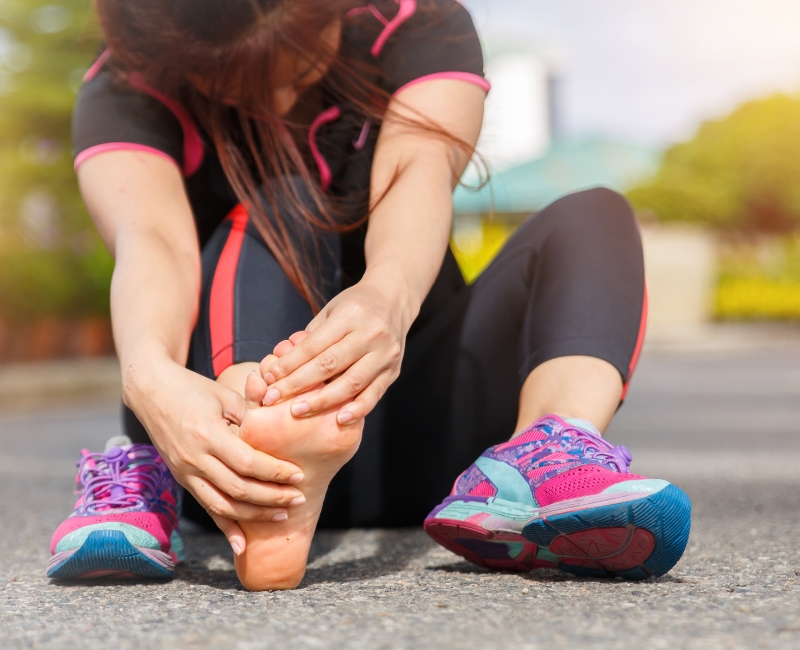 Hội chứng bàn chân bẹt có thể gây ra những cơn đau cho bàn chân, mắt cá chân và khớp gối