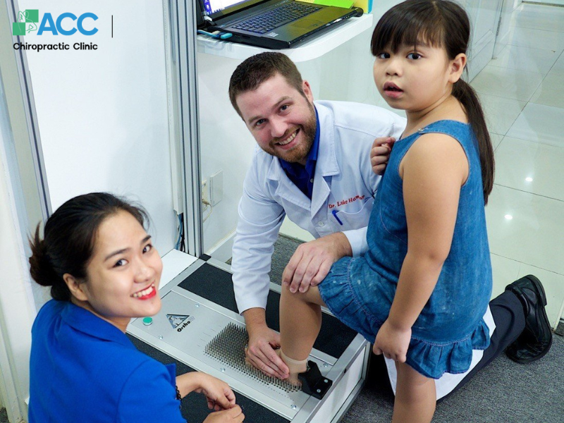 Bác sĩ Luke Hamman sử dụng công nghệ Cad-Cam để đo lòng bàn chân của trẻ