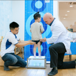 Bác sĩ của ACC tầm soát bàn chân bẹt cho trẻ mầm non
