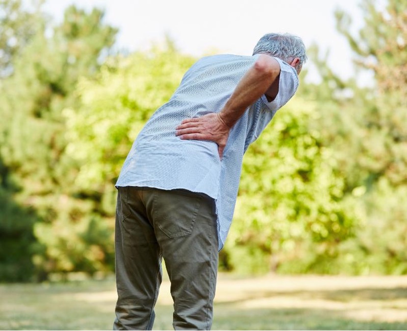 Vẹo cột sống gây đau lưng mạn tính lúc về già