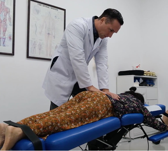 Bác sĩ thực hiện phương pháp nắn chỉnh cột sống Chiropractic cho cô Nga