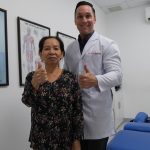 Cô Nga rất vui vì được bác sĩ Eric Balderree điều trị thành công chứng thoát vị đĩa đệm