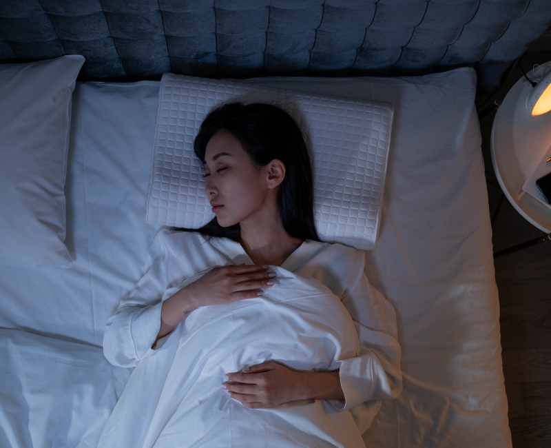 Nằm ngửa khi ngủ là tư thế nằm đúng cho người bị cong vẹo cột sống