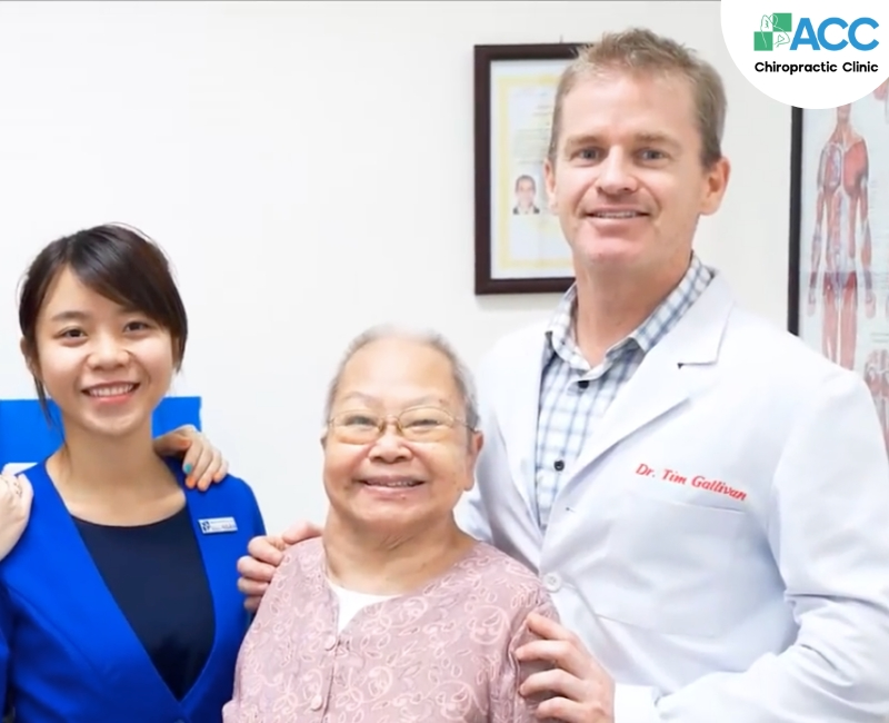 Bà Nguyễn Thị Chắt vui mừng khi được điều trị thoát vị đĩa đệm thành công tại phòng khám ACC