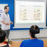 Bác sĩ Edouard Sabourdy chia sẻ với bà con Đà Nẵng cách chăm sóc sức khoẻ cơ xương khớp