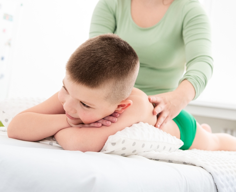 Phụ huynh lưu ý không nên tự ý điều trị vẹo cột sống cho trẻ tại nhà