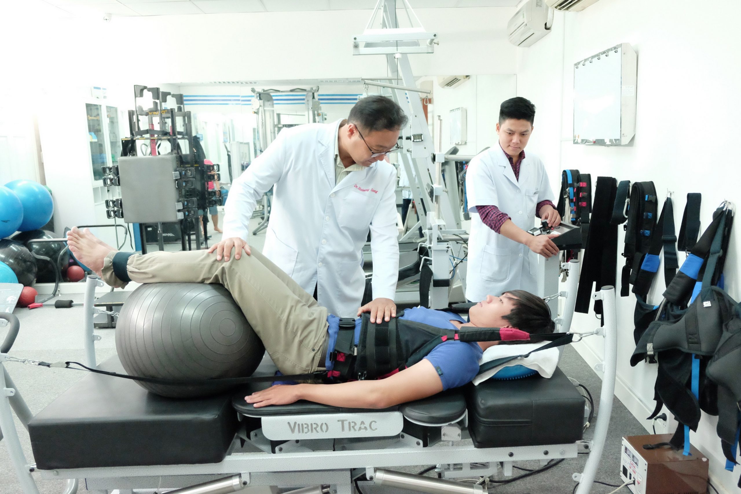 Bác sĩ Gong Hoisang điều trị thoát vị đĩa đệm cho bệnh nhân (Ảnh: Phòng khám ACC).